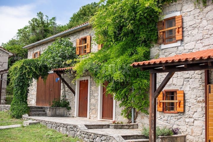 ISTRIA, LUPOGLAV - Casa autoctona in pietra d'Istria in una zona appartata