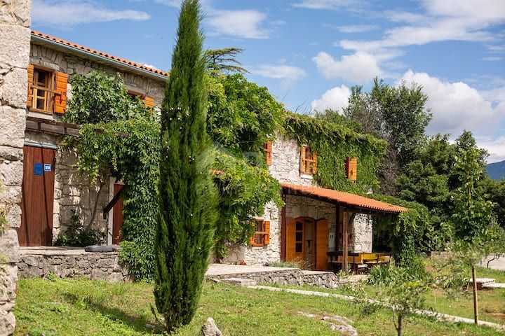 ISTRIA, LUPOGLAV - Casa autoctona in pietra d'Istria in una zona appartata