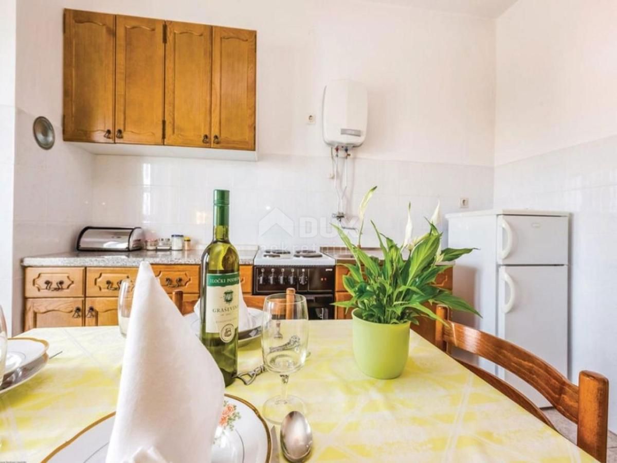 CRIKVENICA, JADRANOVO - bella casa indipendente con sette appartamenti