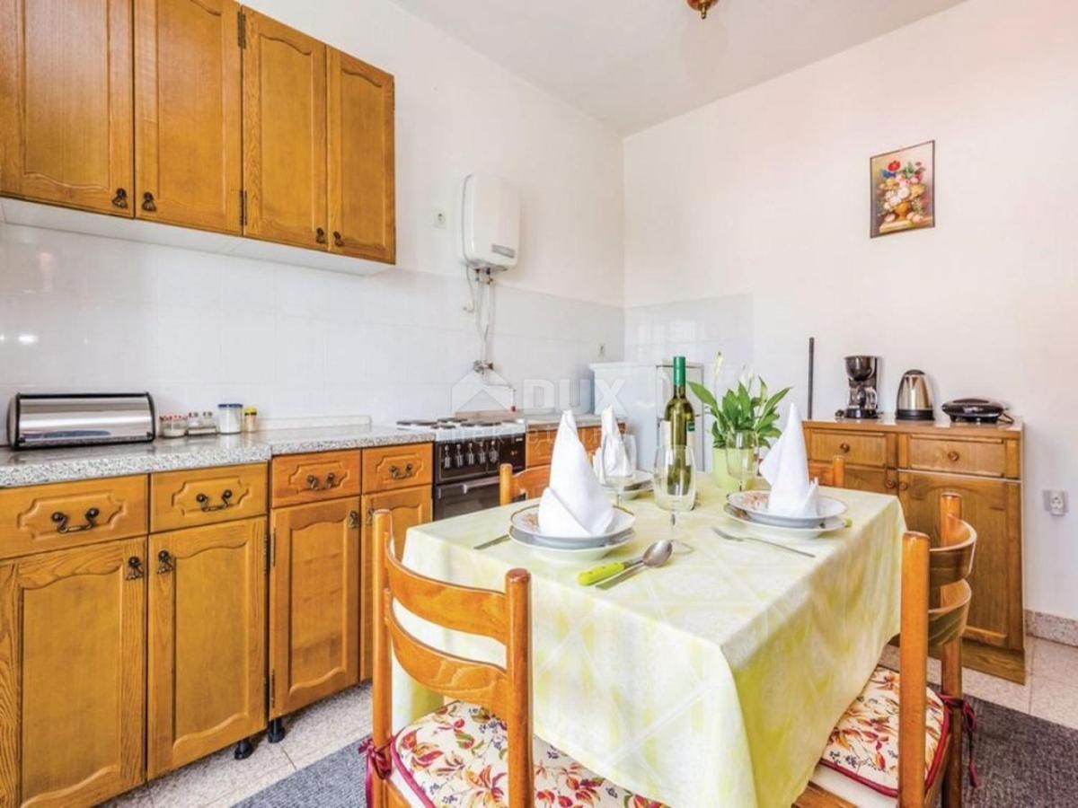 CRIKVENICA, JADRANOVO - bella casa indipendente con sette appartamenti