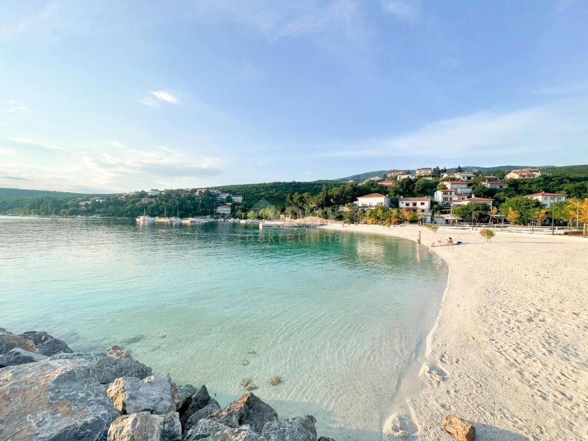 CRIKVENICA, JADRANOVO - bella casa indipendente con sette appartamenti