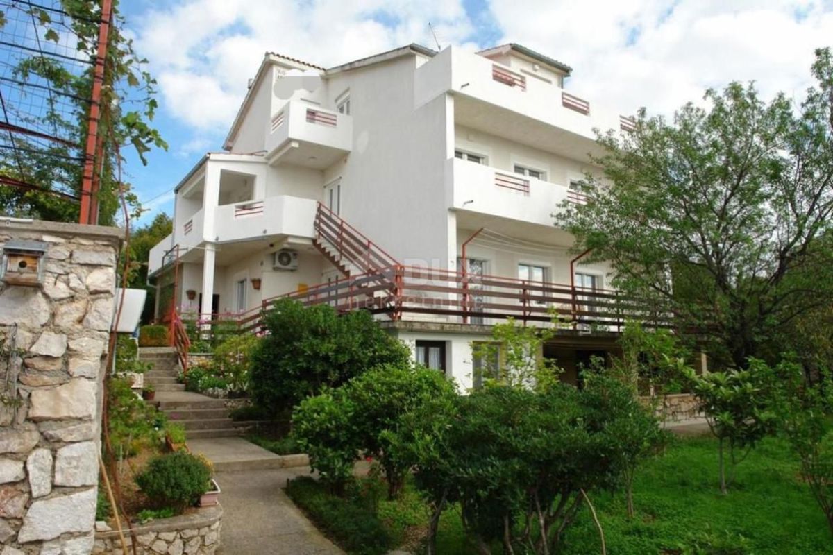 CRIKVENICA, JADRANOVO - bella casa indipendente con sette appartamenti