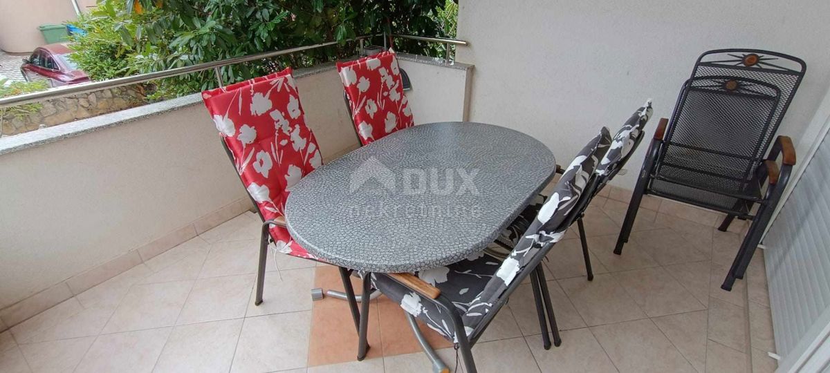 ISOLA DI PAG, NOVALJA - Appartamento con affitto ben consolidato, giardino e terrazza a 900 metri dal mare!