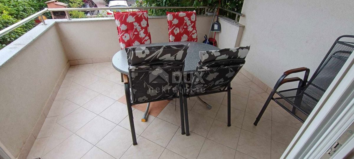 ISOLA DI PAG, NOVALJA - Appartamento con affitto ben consolidato, giardino e terrazza a 900 metri dal mare!