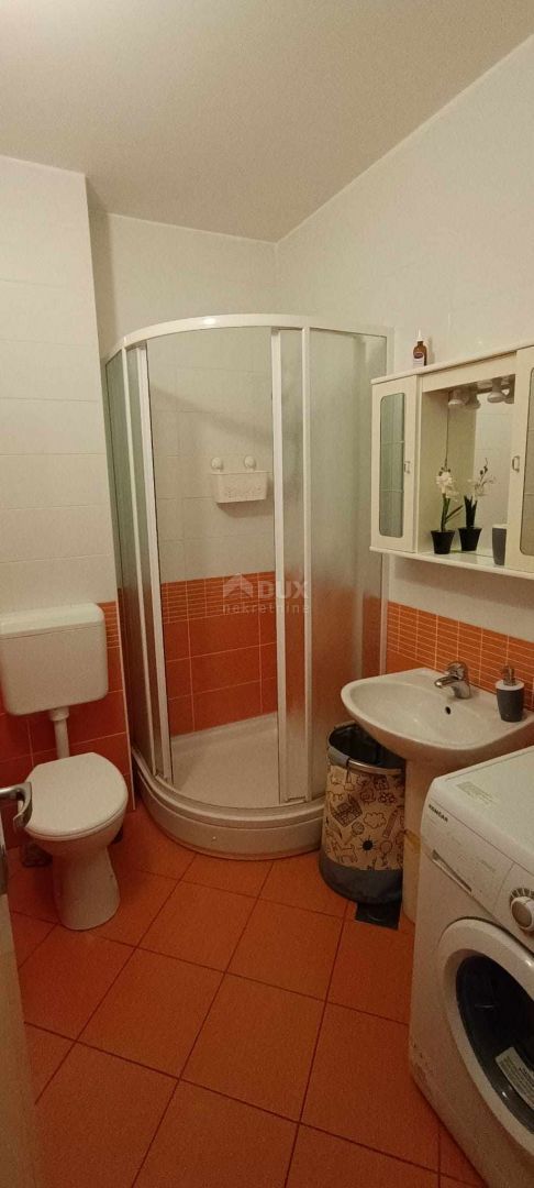 ISOLA DI PAG, NOVALJA - Appartamento con affitto ben consolidato, giardino e terrazza a 900 metri dal mare!