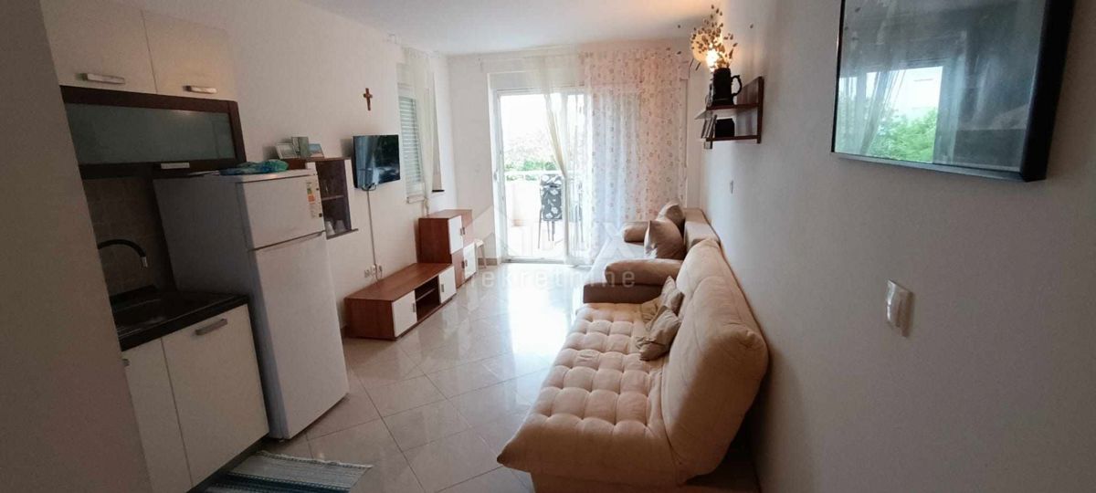 ISOLA DI PAG, NOVALJA - Appartamento con affitto ben consolidato, giardino e terrazza a 900 metri dal mare!