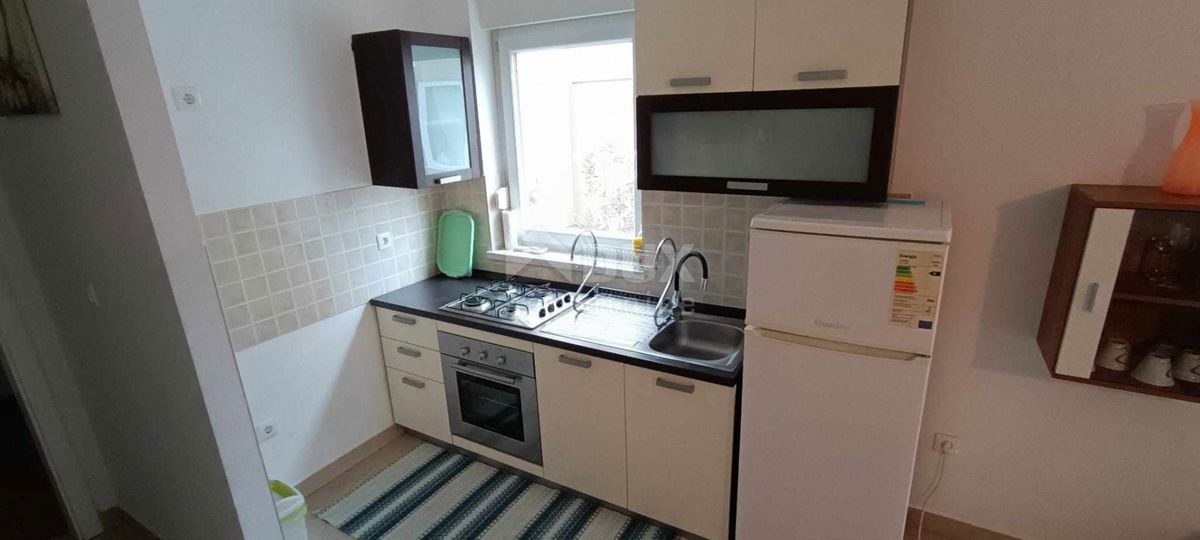 ISOLA DI PAG, NOVALJA - Appartamento con affitto ben consolidato, giardino e terrazza a 900 metri dal mare!