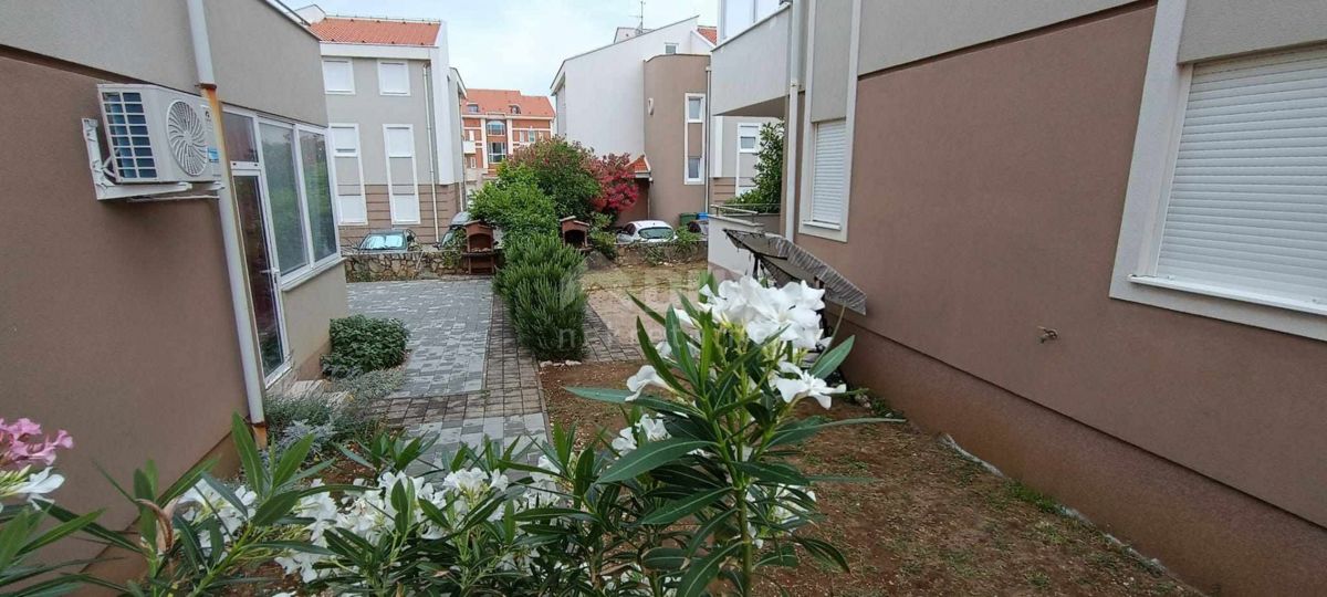 ISOLA DI PAG, NOVALJA - Appartamento con affitto ben consolidato, giardino e terrazza a 900 metri dal mare!