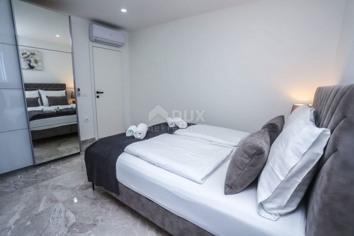 ISTRIA, PARENZO - Casa bifamiliare con piscina