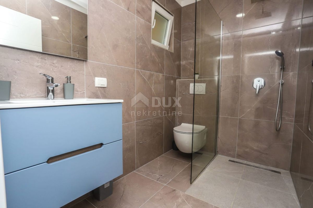 ISTRIA, PARENZO - Casa bifamiliare con piscina