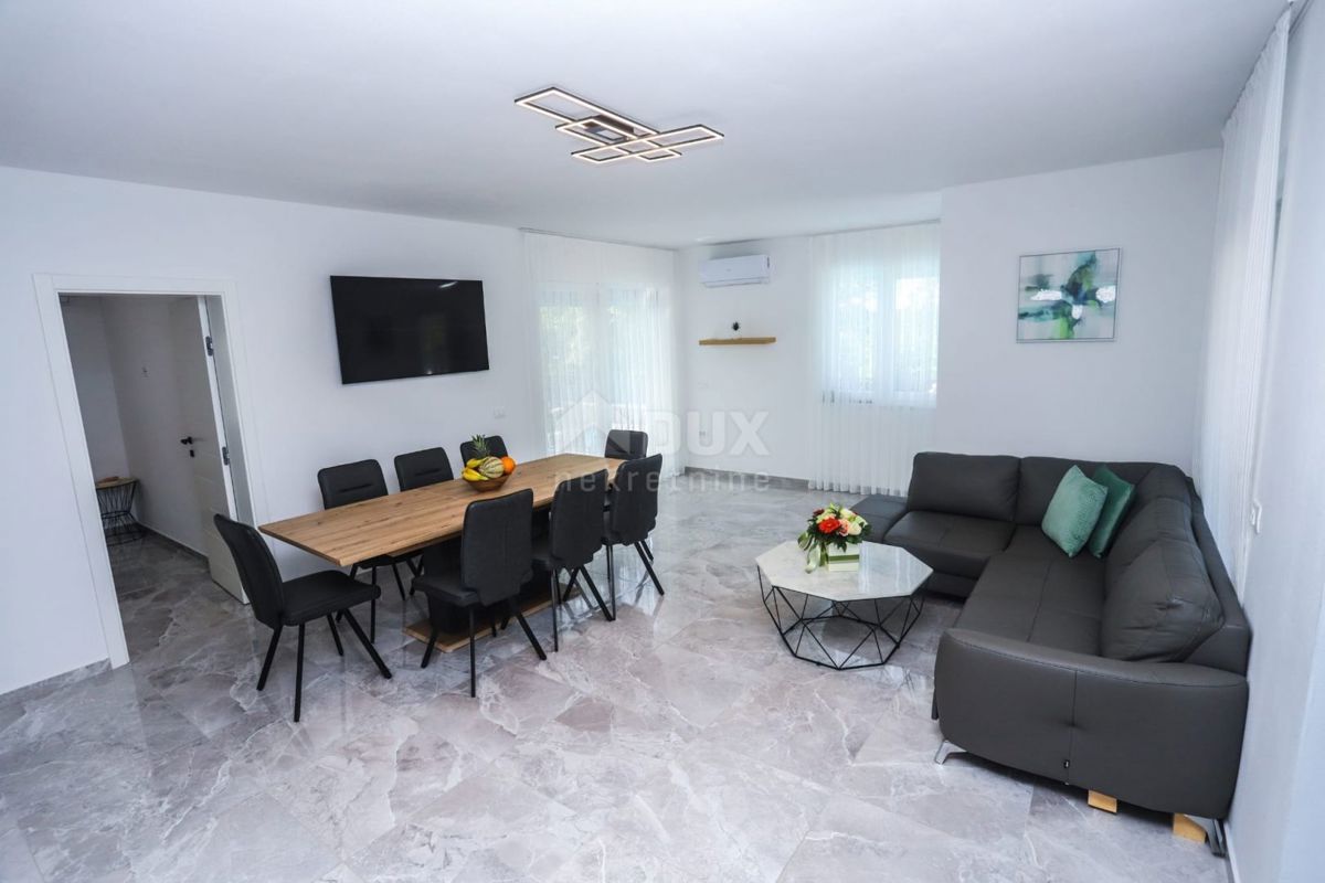 ISTRIA, PARENZO - Casa bifamiliare con piscina