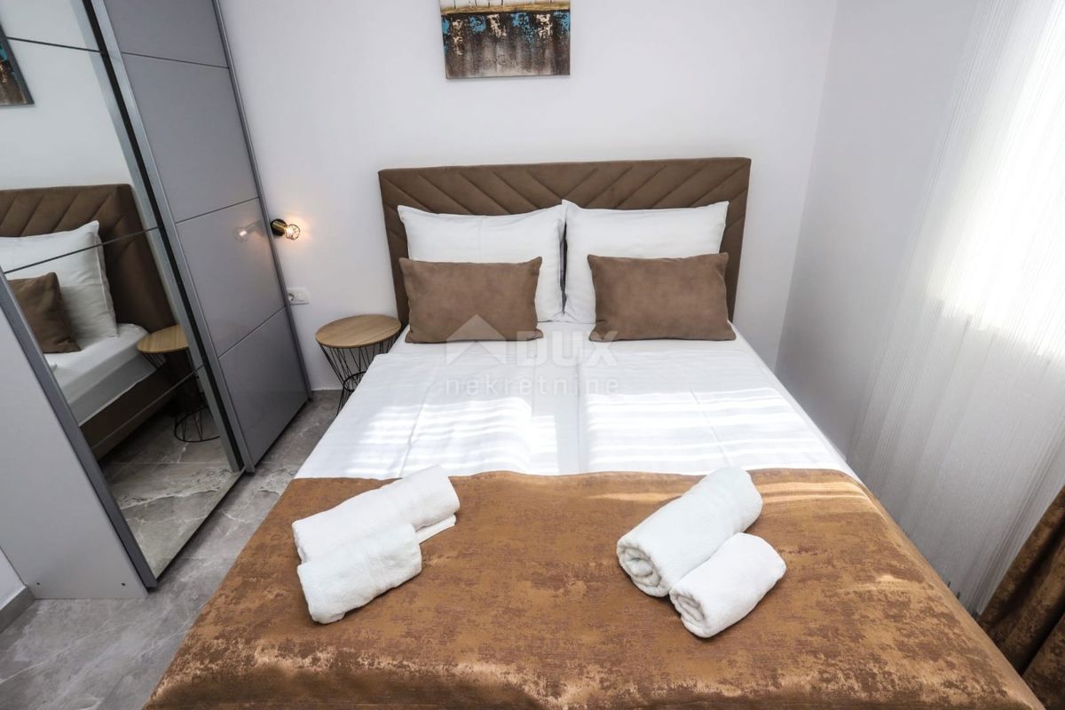 ISTRIA, PARENZO - Casa bifamiliare con piscina