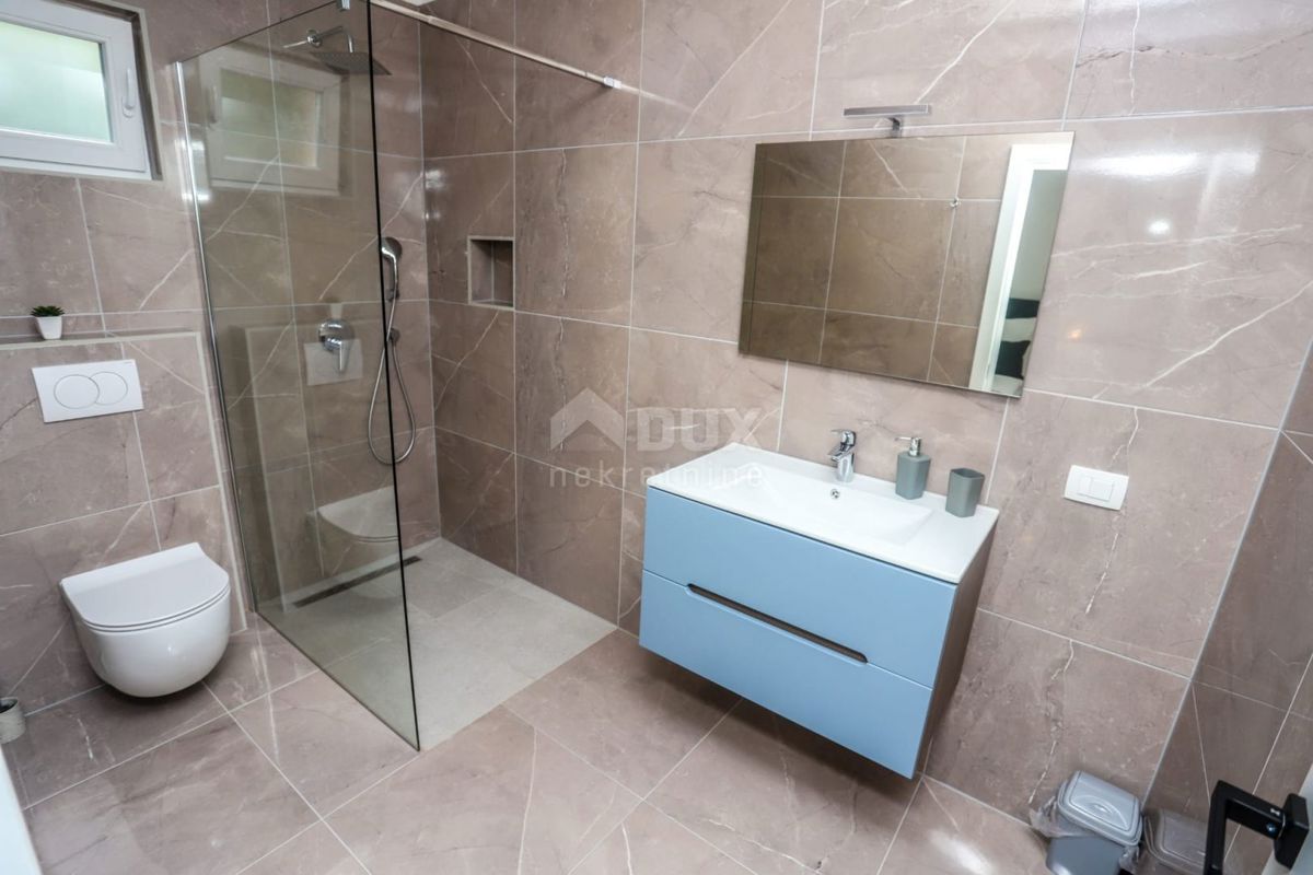 ISTRIA, PARENZO - Casa bifamiliare con piscina