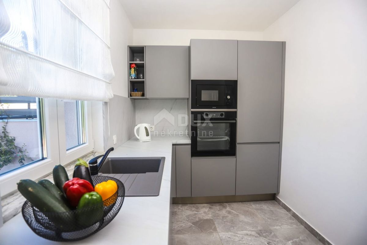 ISTRIA, PARENZO - Casa bifamiliare con piscina