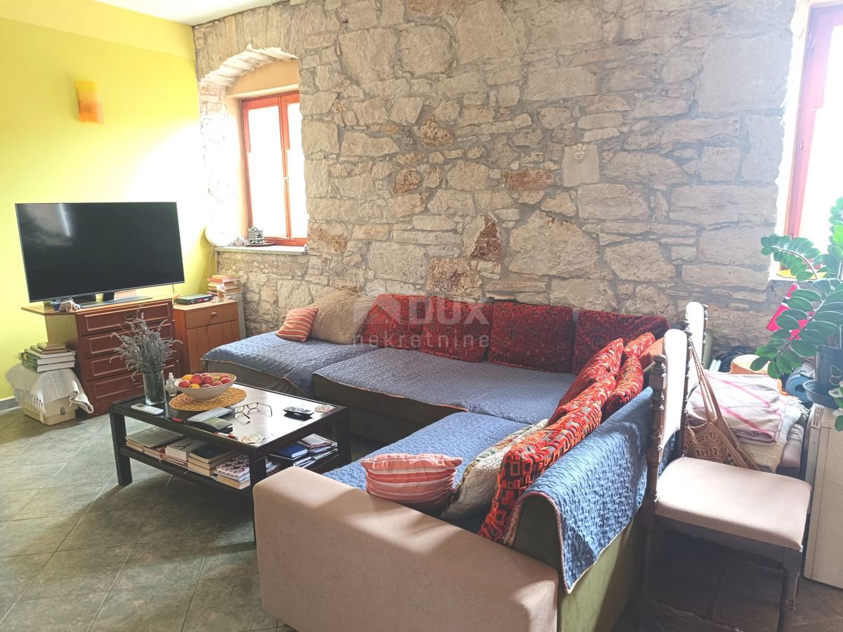 ISTRIA, VALTURA Piano terra con cortile in posizione tranquilla - 2 km dal mare!