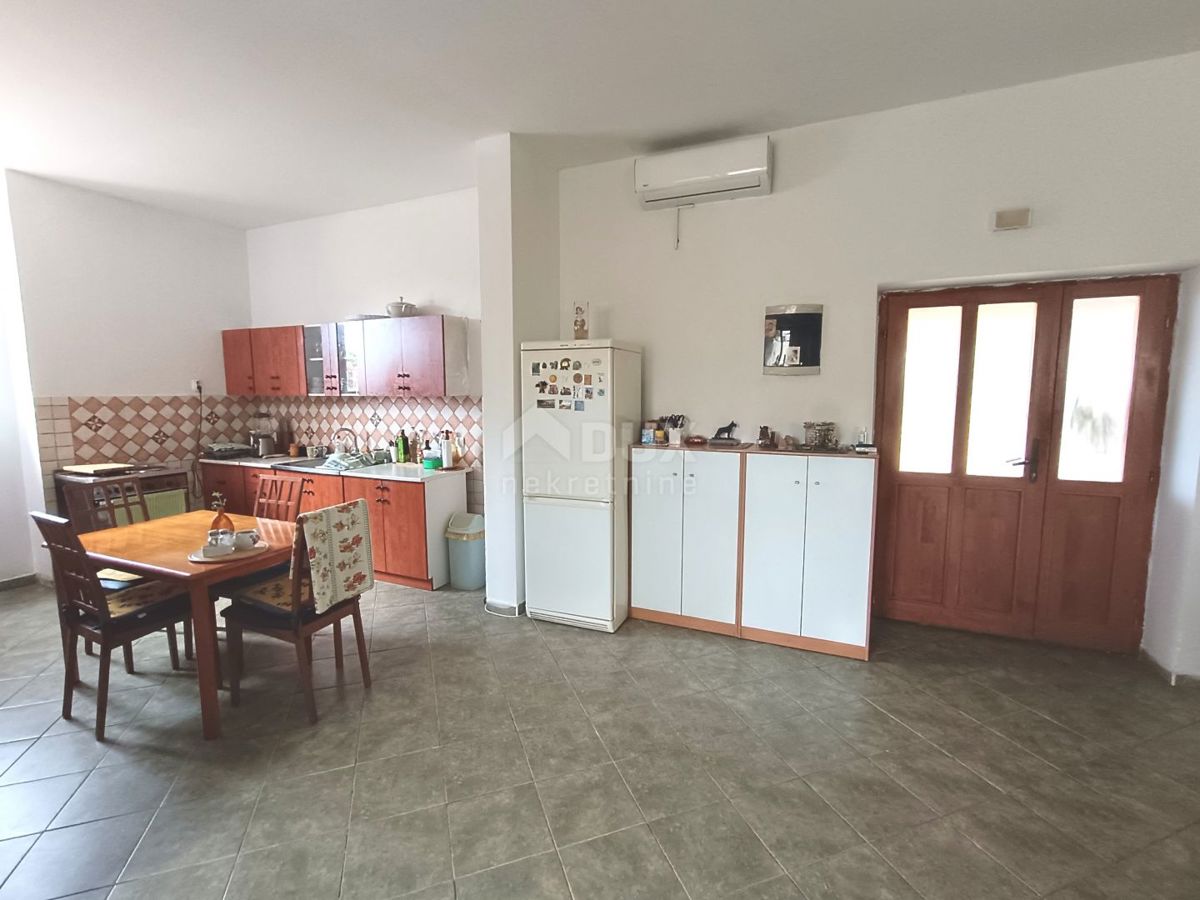 ISTRIA, VALTURA Piano terra con cortile in posizione tranquilla - 2 km dal mare!