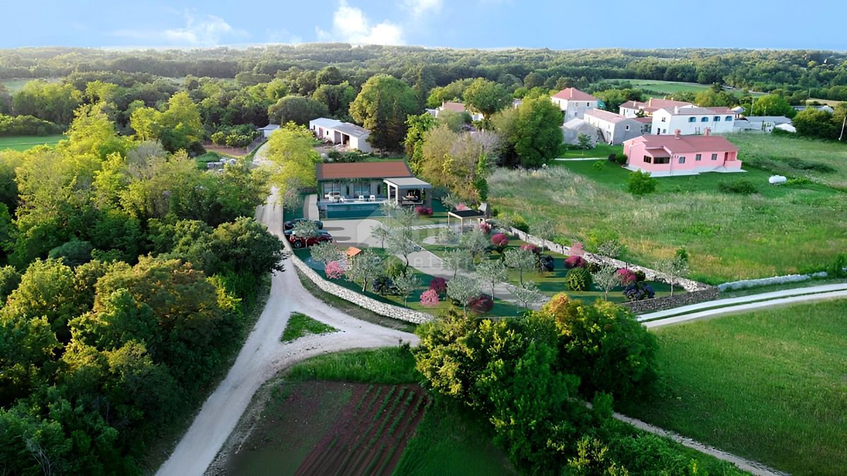 ISTRIA, ŽMINJ - Ampio terreno ai margini del villaggio