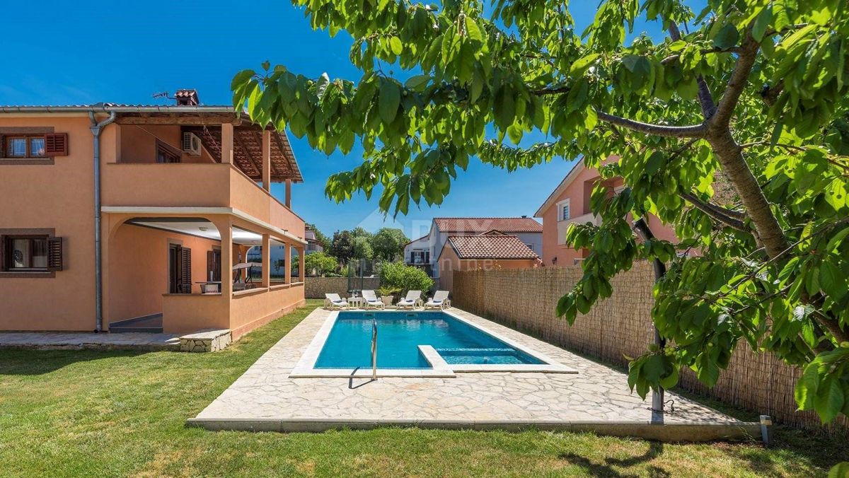 ISTRIA, LOBORIKA - Spaziosa casa con due appartamenti e piscina