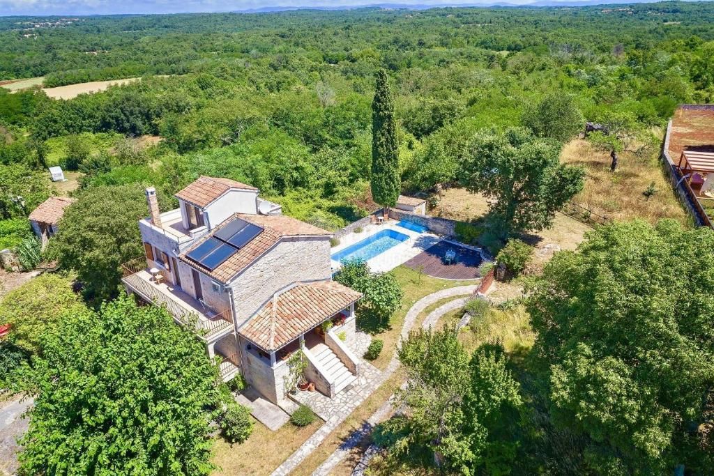 ISTRIA, VIŠNJAN - Tenuta di due case in pietra circondate dalla natura e con vista sul mare