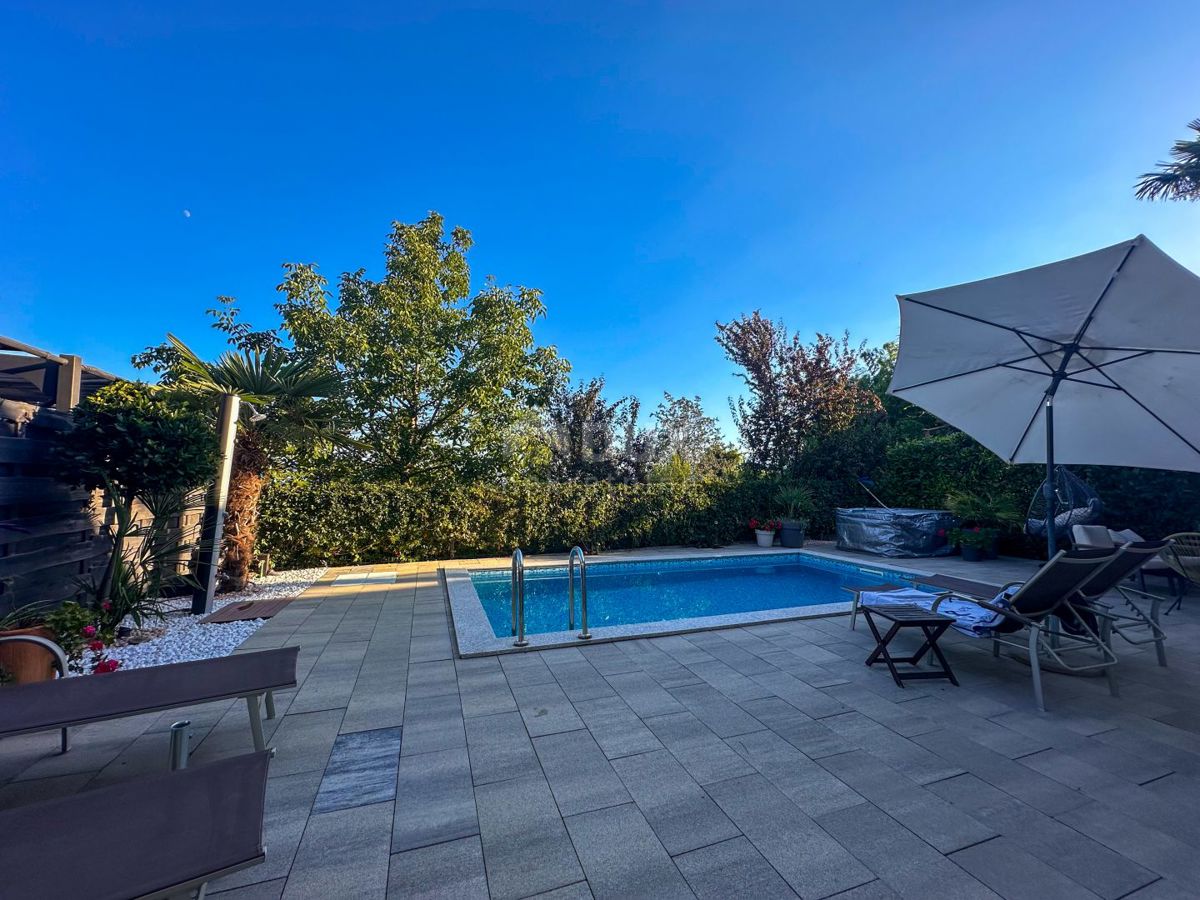 OPATIJA, MATULJI - casa con tre appartamenti, piscina e vista mare 