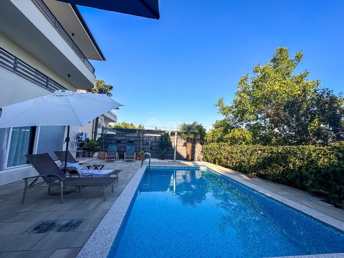 OPATIJA, MATULJI - casa con tre appartamenti, piscina e vista mare 