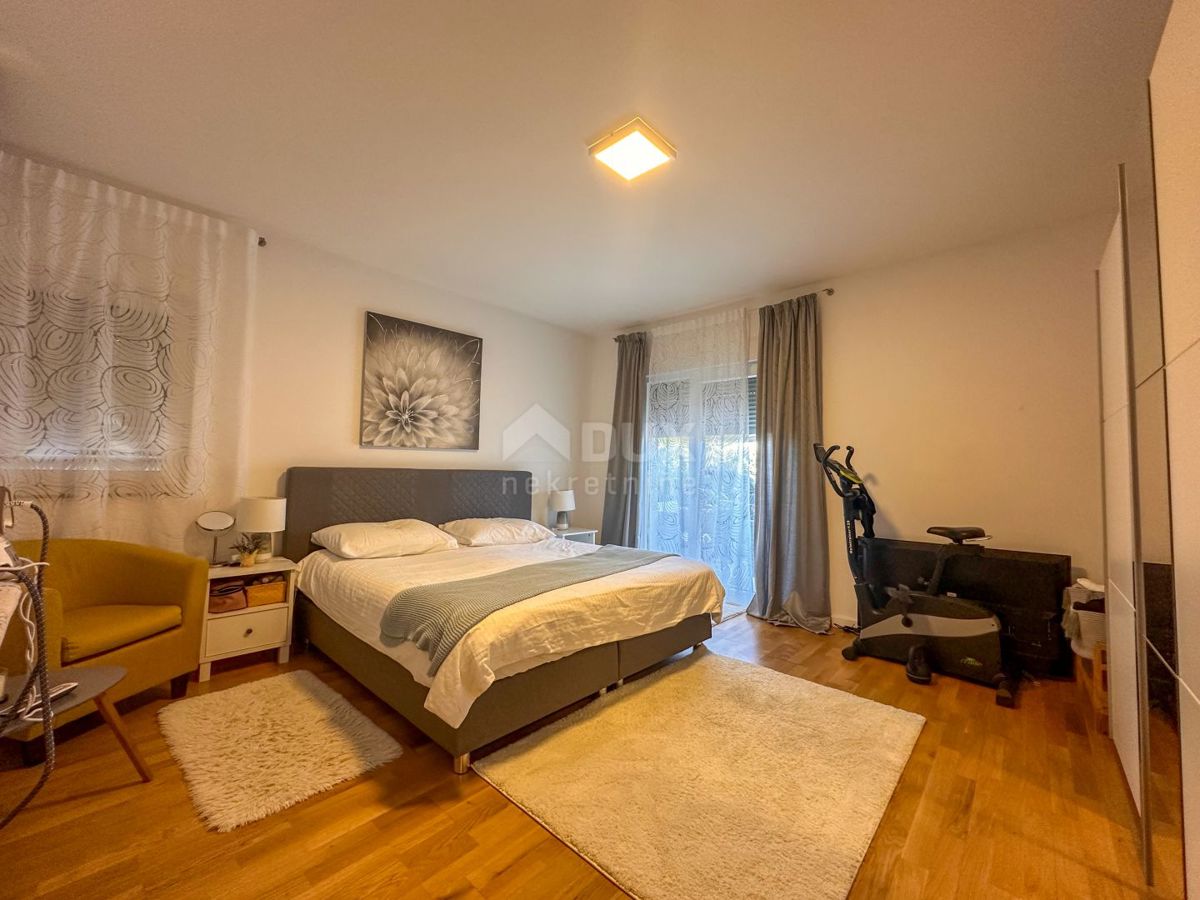 OPATIJA, MATULJI - casa con tre appartamenti, piscina e vista mare 