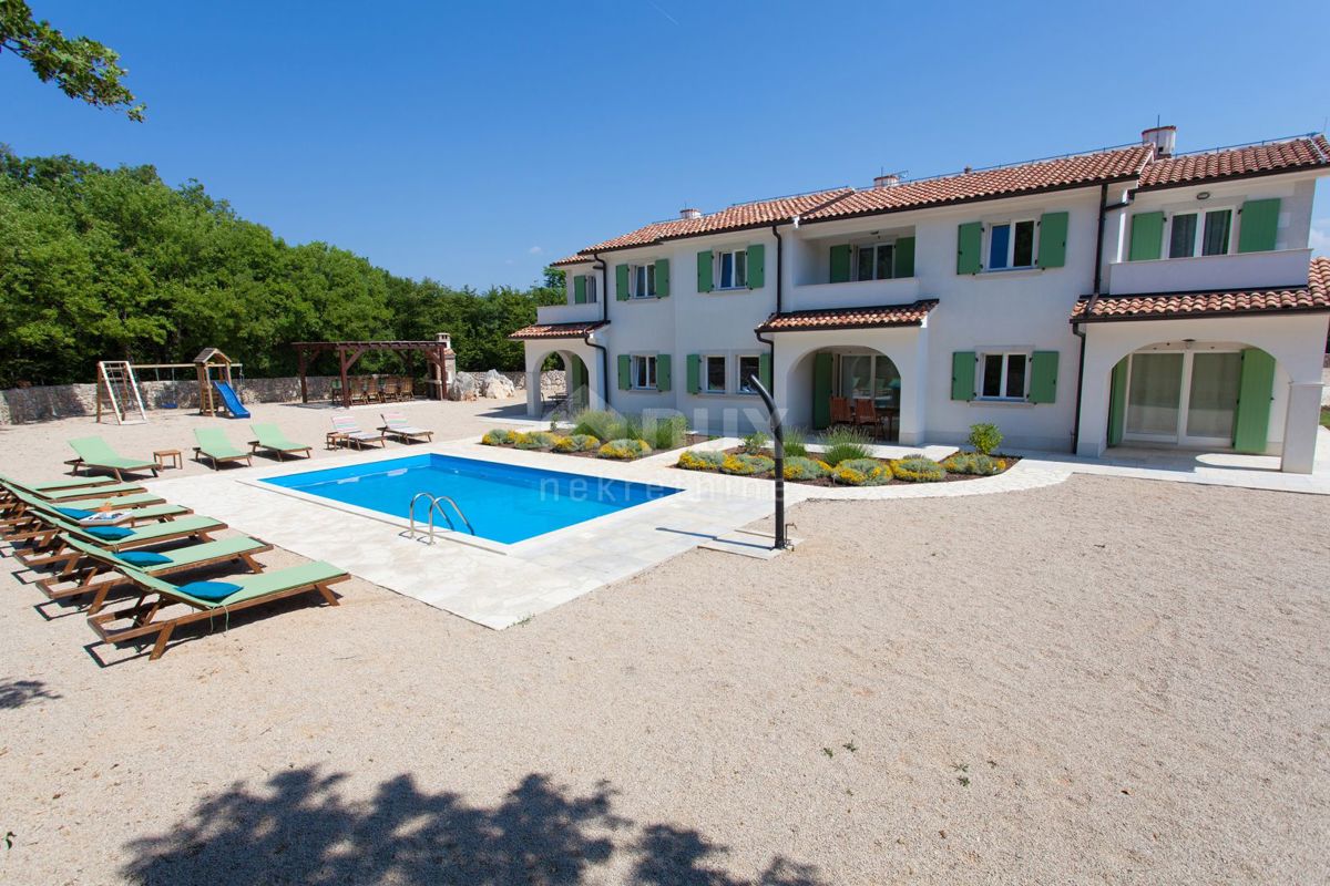 ISOLA DI KRK - Tre case con una piscina all'interno dell'isola