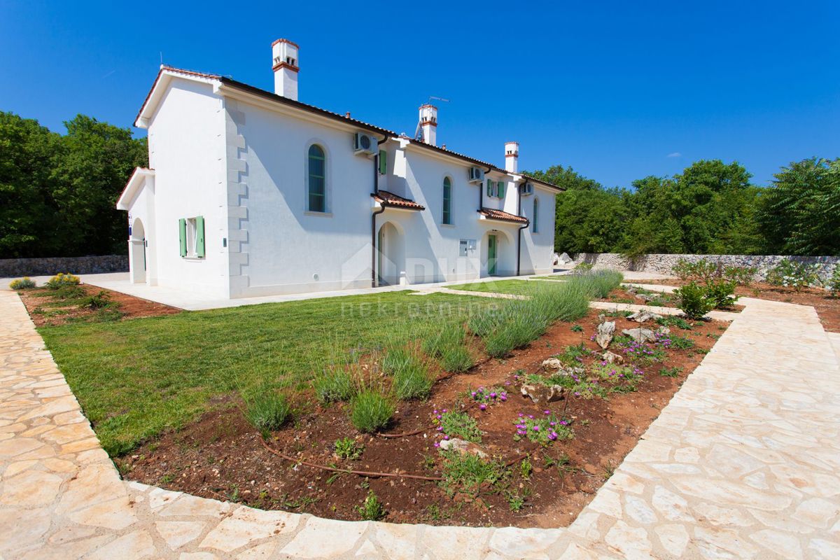 ISOLA DI KRK - Tre case con una piscina all'interno dell'isola