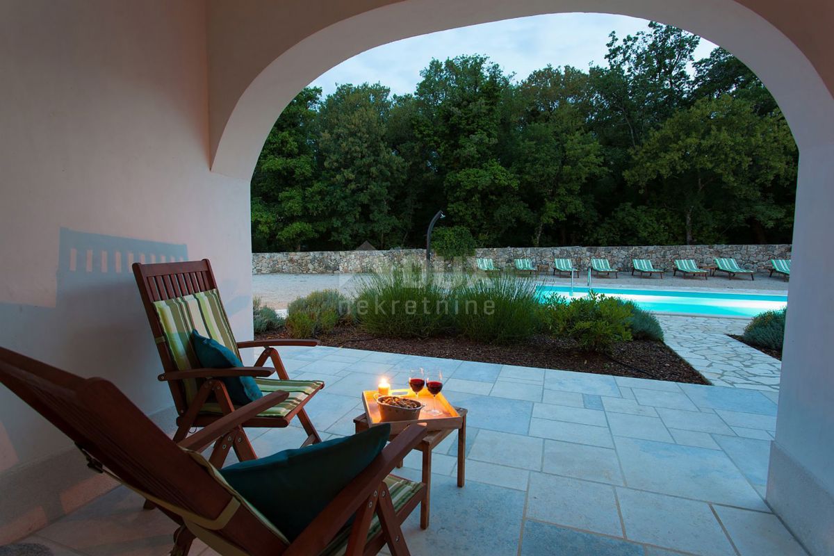 ISOLA DI KRK - Tre case con una piscina all'interno dell'isola