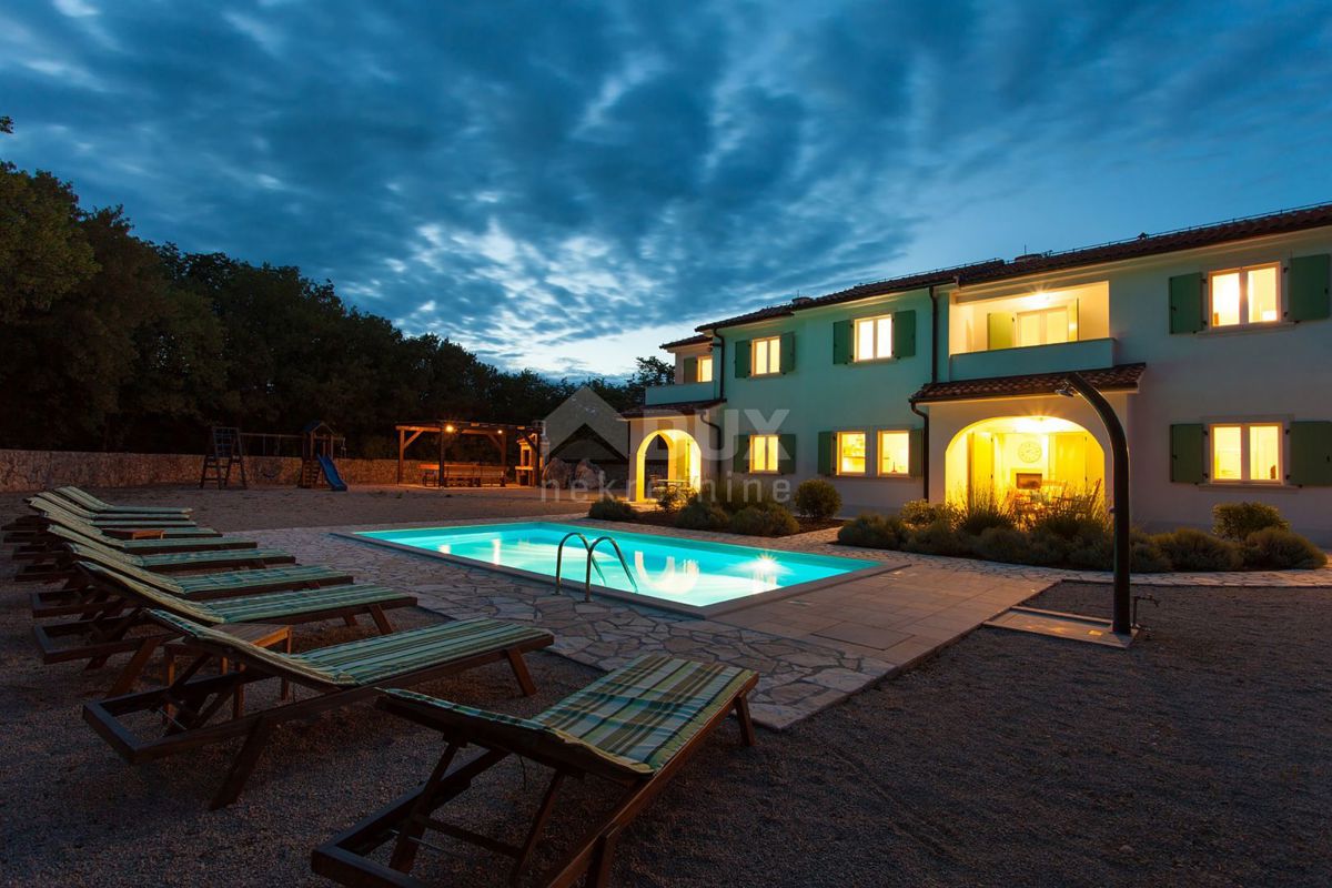ISOLA DI KRK - Tre case con una piscina all'interno dell'isola