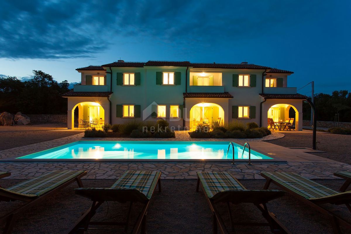 ISOLA DI KRK - Tre case con una piscina all'interno dell'isola
