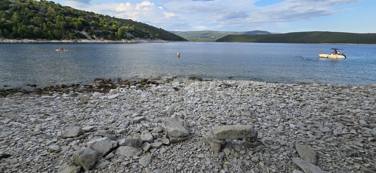 ISTRIA, RAKALJ - Terreno agricolo con impianto a 20 metri dal mare