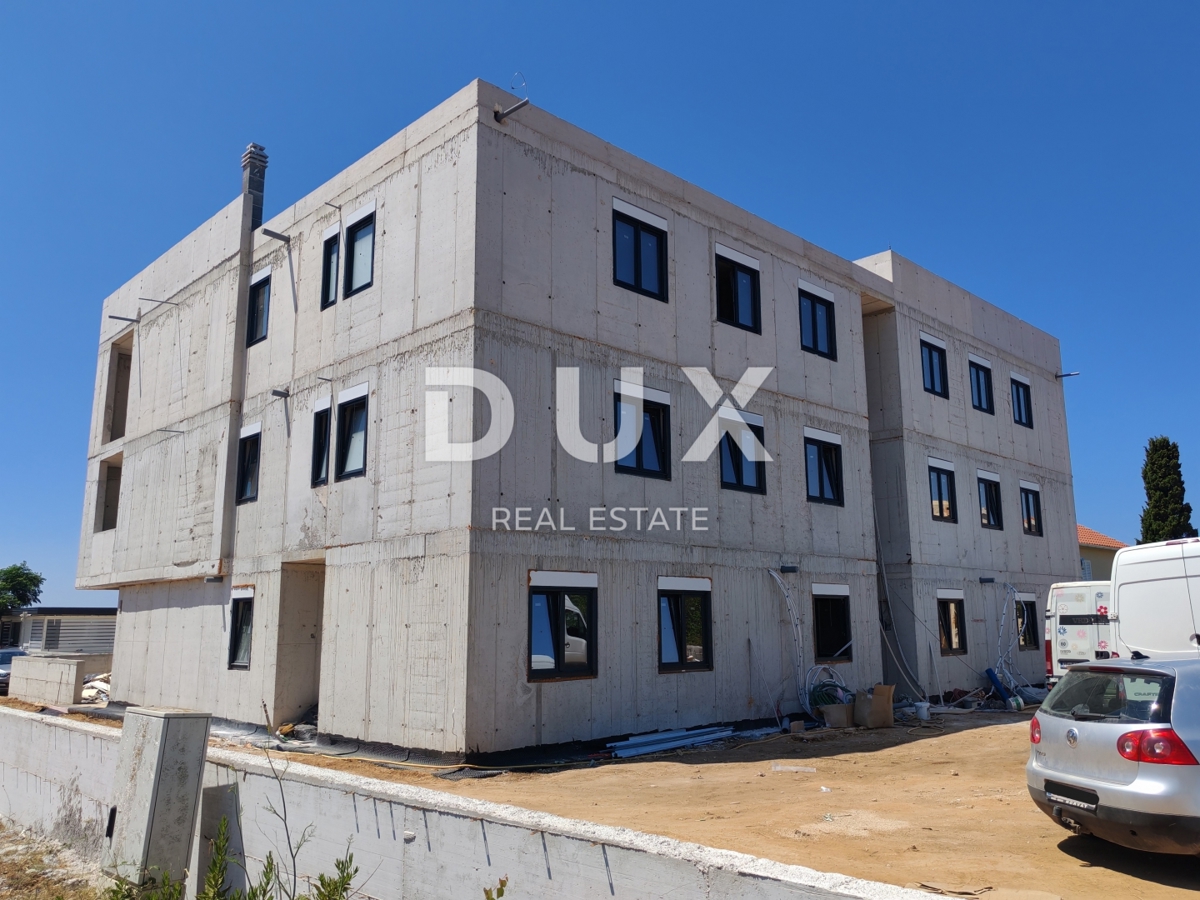 ZADAR, PRIVLAKA - Incredibile attico su due piani con una spaziosa terrazza sul tetto a 120 metri dal mare con un'incantevole vista sul mare! S8