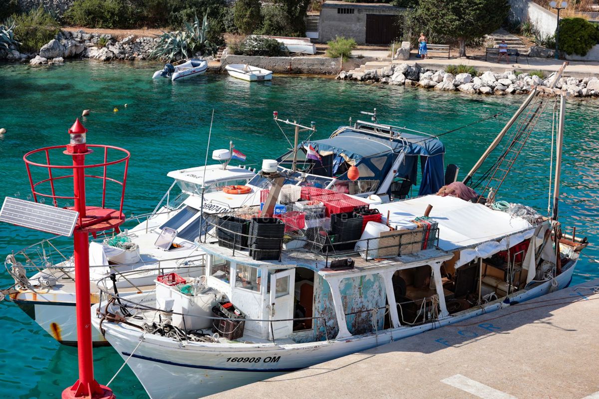 ISOLA DI MOLAT - Investi in un sogno mediterraneo: offerta esclusiva di quattro case in pietra a Molat - Ideale per fuggire nella pace e nella natura!