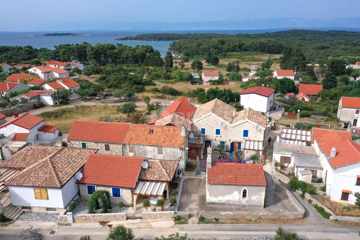 ISOLA DI MOLAT - Investi in un sogno mediterraneo: offerta esclusiva di quattro case in pietra a Molat - Ideale per fuggire nella pace e nella natura!