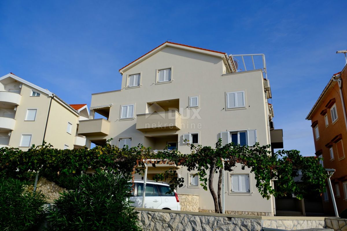  L'ISOLA DI PAG, POVLJANA - Un bellissimo appartamento a Povljana, ad un passo dalla spiaggia con una terrazza che offre una vista spettacolare sul mare! 