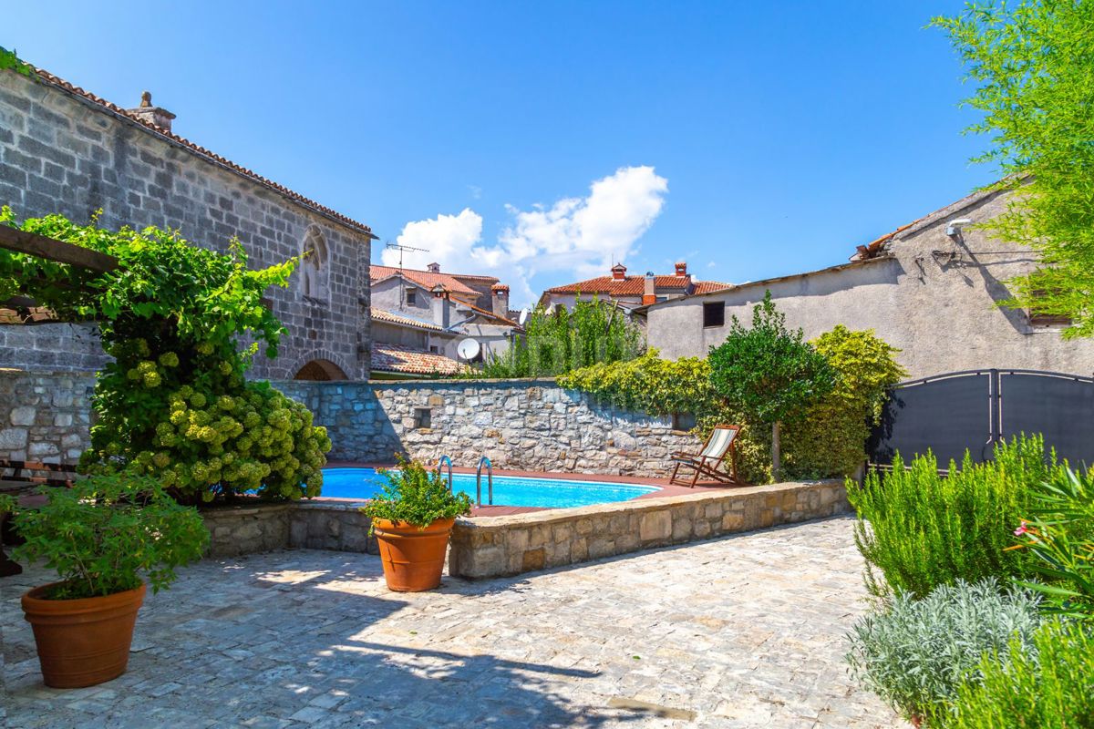 ISTRIA, GRAČIŠĆE - 3 case in pietra con piscina nel centro storico