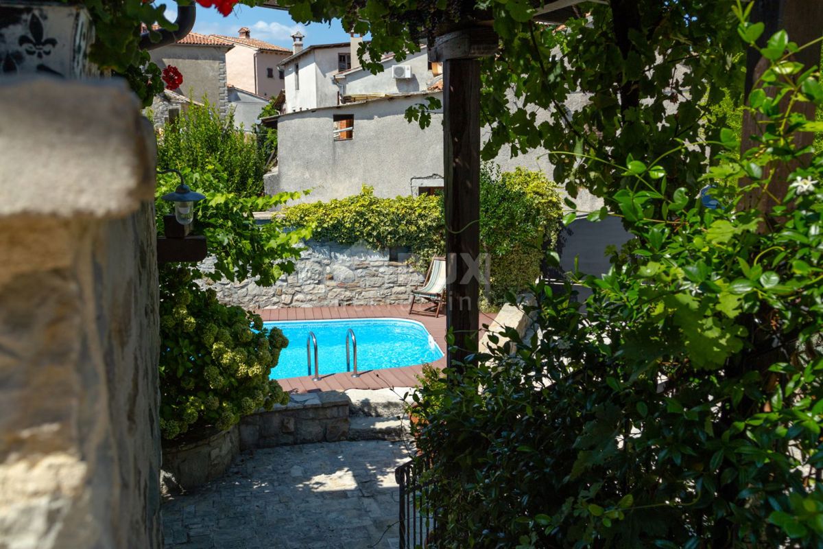 ISTRIA, GRAČIŠĆE - 3 case in pietra con piscina nel centro storico