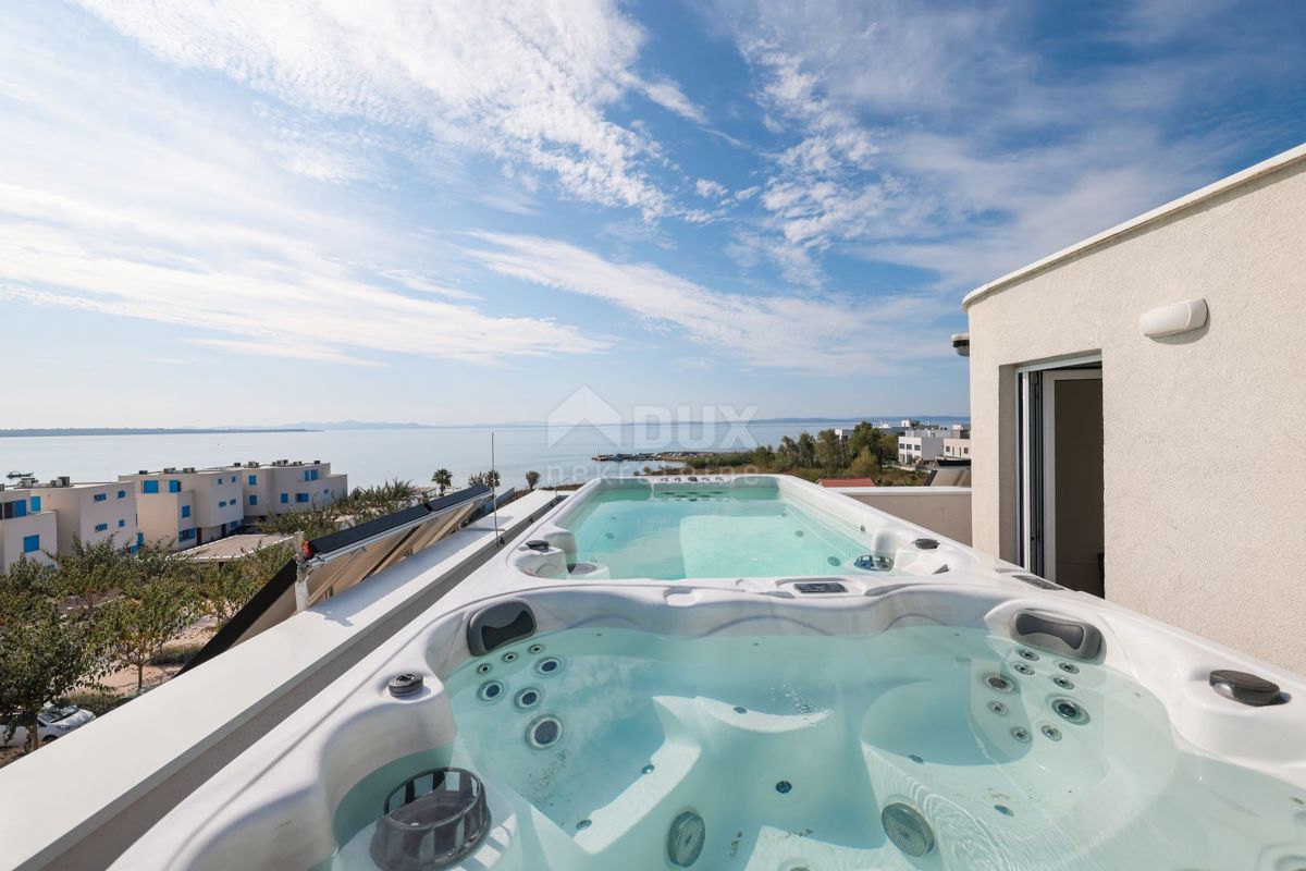 ZADAR, PRIVLAKA - La villa dei tuoi sogni: vista mare, jacuzzi sul tetto e solo 100 m dalla spiaggia! R1