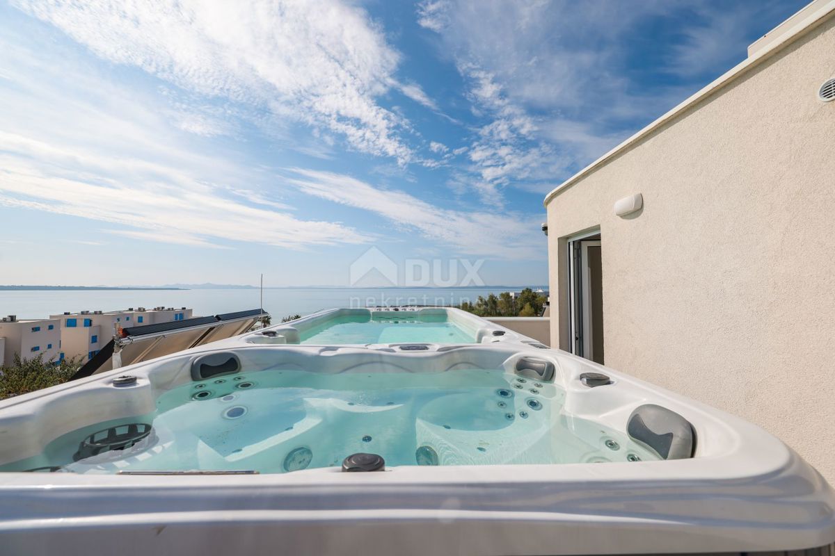 ZADAR, PRIVLAKA - La villa dei tuoi sogni: vista mare, jacuzzi sul tetto e solo 100 m dalla spiaggia! R1