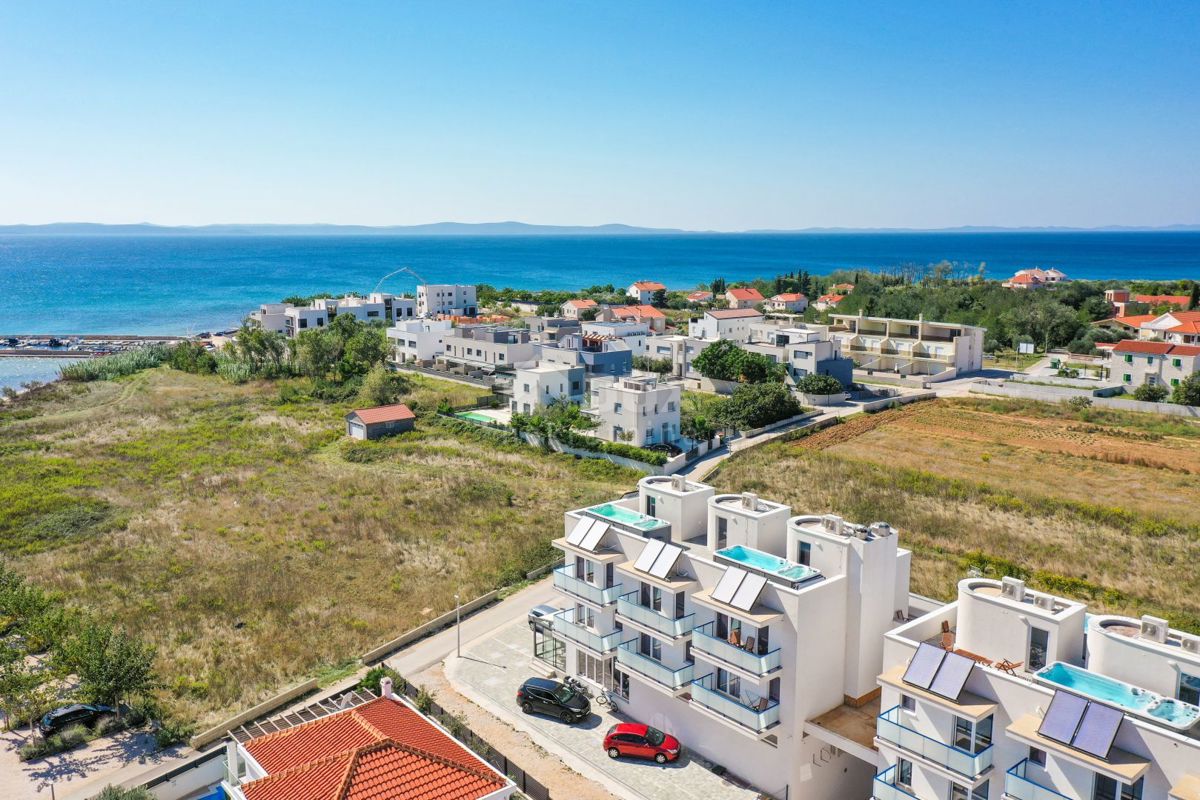 ZADAR, PRIVLAKA - La villa dei tuoi sogni: vista mare, jacuzzi sul tetto e solo 100 m dalla spiaggia! R1