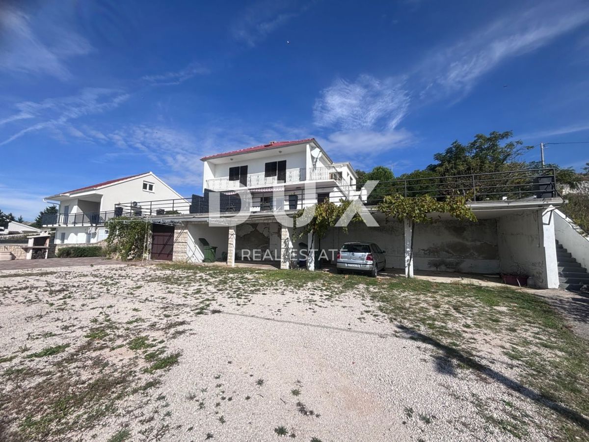 ZADAR, RTINA - Una casa spaziosa con un'impressionante vista sul mare