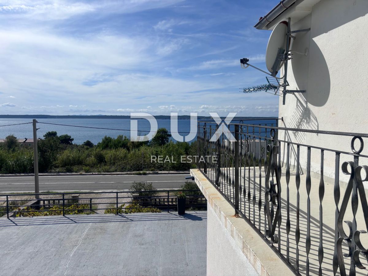 ZADAR, RTINA - Una casa spaziosa con un'impressionante vista sul mare