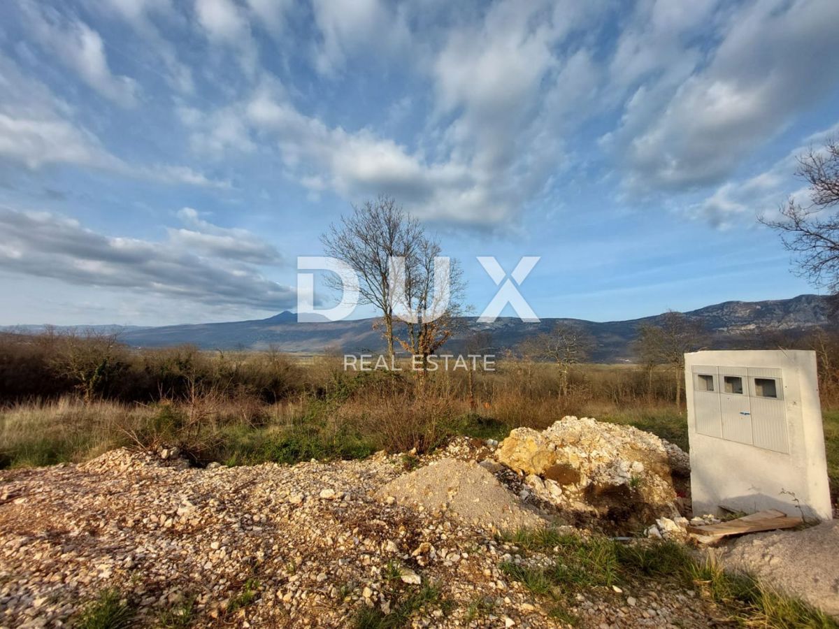 ISTRIA, KRŠAN - Attraente terreno edificabile con design concettuale e vista sul Monte Maggiore 