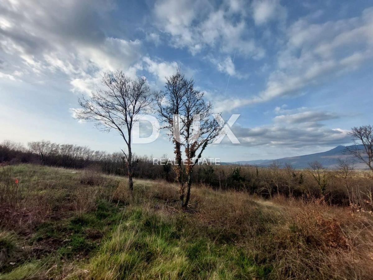 ISTRIA, KRŠAN - Attraente terreno edificabile con design concettuale e vista sul Monte Maggiore 