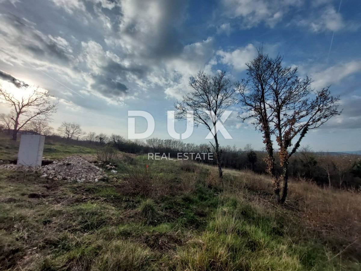 ISTRIA, KRŠAN - Attraente terreno edificabile con design concettuale e vista sul Monte Maggiore 