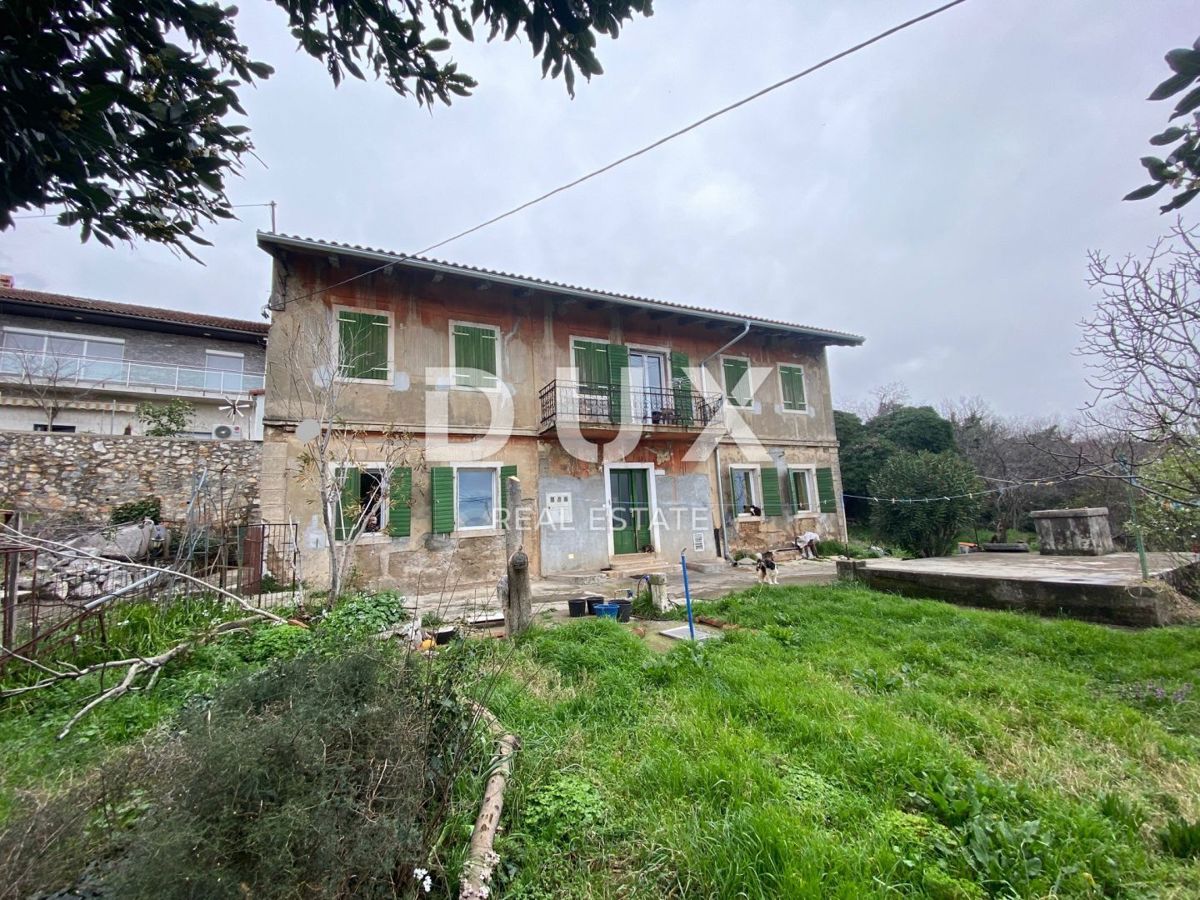 RIJEKA, KOZALA - antica villa italiana indipendente del 1912 con vista sul mare e giardino di 2.383 m2! OPPORTUNITÀ!