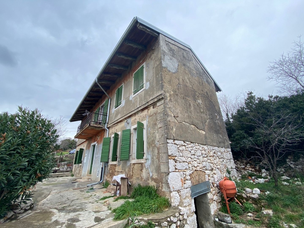 RIJEKA, KOZALA - antica villa italiana indipendente del 1912 con vista sul mare e giardino di 2.383 m2! OPPORTUNITÀ!