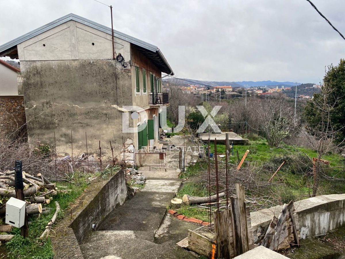 RIJEKA, KOZALA - antica villa italiana indipendente del 1912 con vista sul mare e giardino di 2.383 m2! OPPORTUNITÀ!