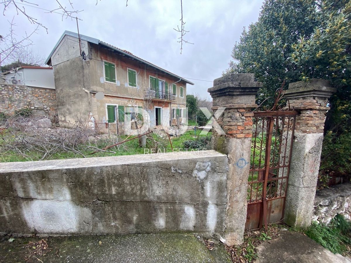 RIJEKA, KOZALA - antica villa italiana indipendente del 1912 con vista sul mare e giardino di 2.383 m2! OPPORTUNITÀ!